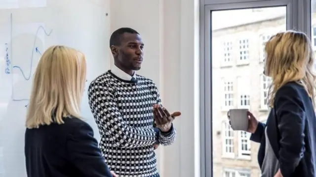 صورة تعبيرية لأشخاص يتحدثون 