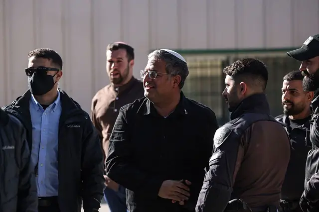 استقبل وزير الأمن القومي، إيتمار بن غفير، قوات الأمن أثناء أعمال الهدم الجارية داخل مقر وكالة الأمم المتحدة لإغاثة وتشغيل اللاجئين الفلسطينيين (الأونروا) في حي الشيخ جراح بالقدس الشرقية المحتلة، في 20 يناير/كانون الثاني 2026. 