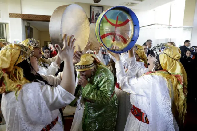 تعزف نساء على الآلات الإيقاعية أثناء أدائهن للاحتفال بـ رأس السنة الأمازيغية 2975 بزيهن التقليدي.