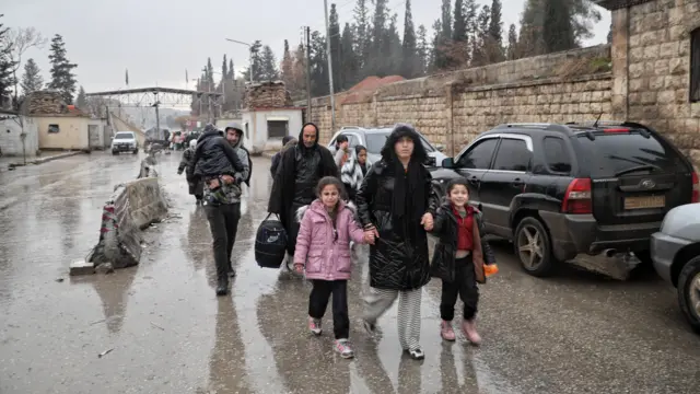 يغادر سكان حي الشيخ مقصود في حلب المنطقة عبر ممر إنساني افتتحته الحكومة السورية، شمال سوريا، 9 يناير/كانون الثاني 2026. 