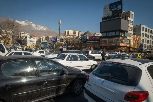 تسير المركبات على طول أحد شوارع شمال طهران، إيران، في 31 ديسمبر/كانون الأول 2025، في أعقاب الاضطرابات الأخيرة التي شهدتها البلاد. بدأت الاحتجاجات في طهران بسبب المشاكل الاقتصادية وانهيار العملة الوطنية. 