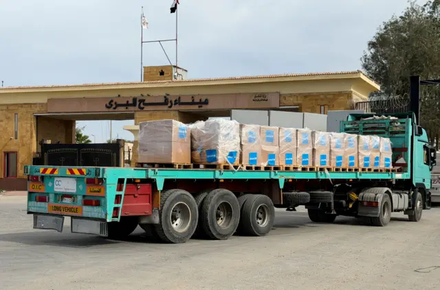 شاحنة تدخل من بوابة معبر رفح إلى معبر كرم أبو سالم