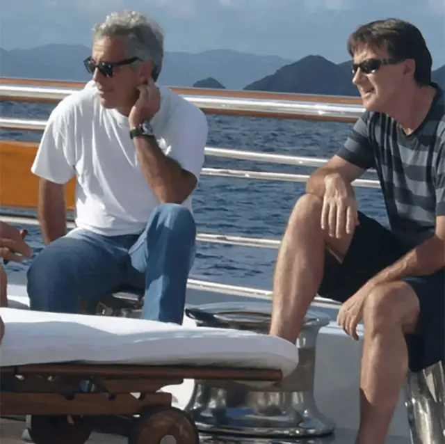 صورة غير مؤرخة تُظهر جيفري إبستين وبيتر ماندلسون على متن يخت في موقع غير محدد. نُشرت الصورة ضمن وثائق وزارة العدل الأمريكية المتعلقة بجيفري إبستين.