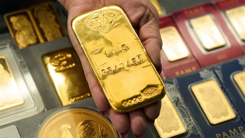 Gold Prices Decline as Interest Rates Remain High