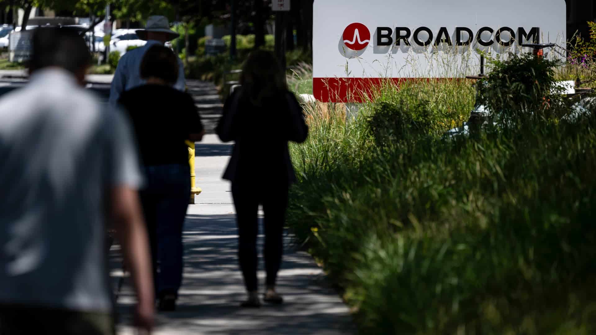 Analysts Highlight CrowdStrike, AST SpaceMobile and Broadcom