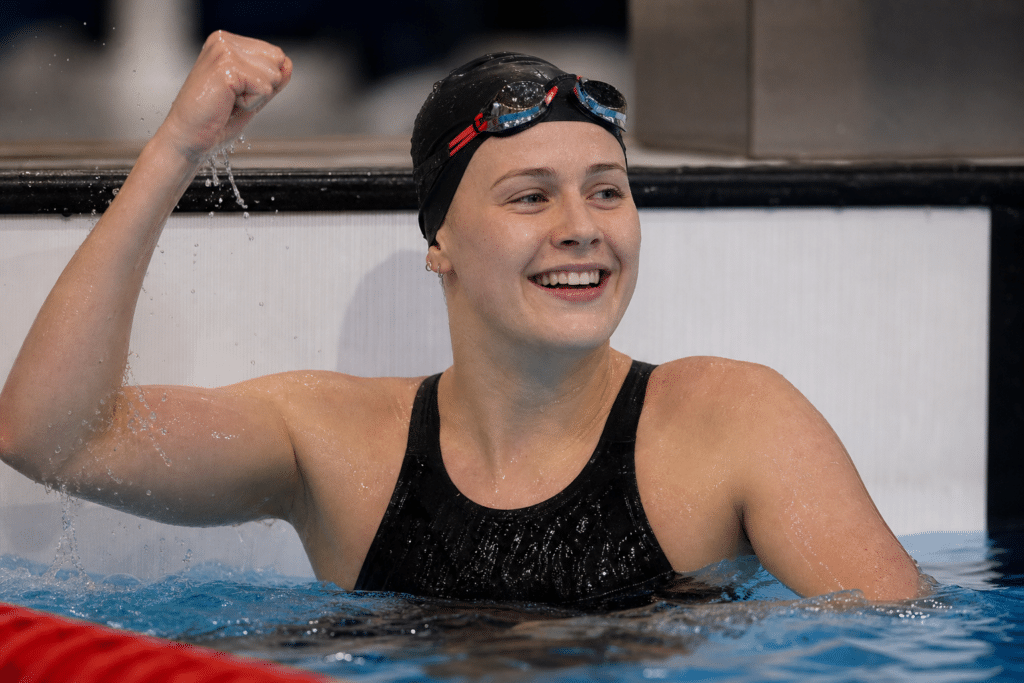 Iona Anderson celebrates Glasgow backstroke gold
