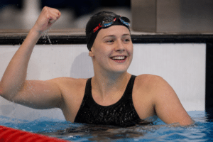 Iona Anderson celebrates Glasgow backstroke gold