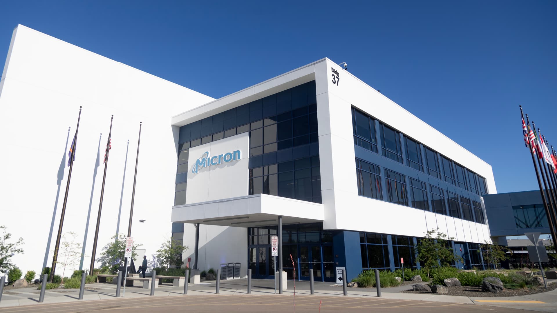 Micron Expansion Highlights Data Center Demand and Political Risks