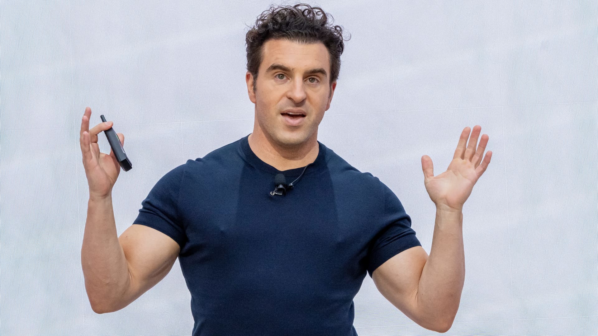 Chesky Says Airbnb Will Boost AI Spending