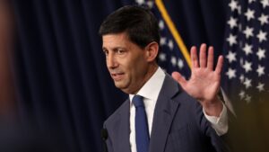 Survey Urges Warsh to Detail Economic Views