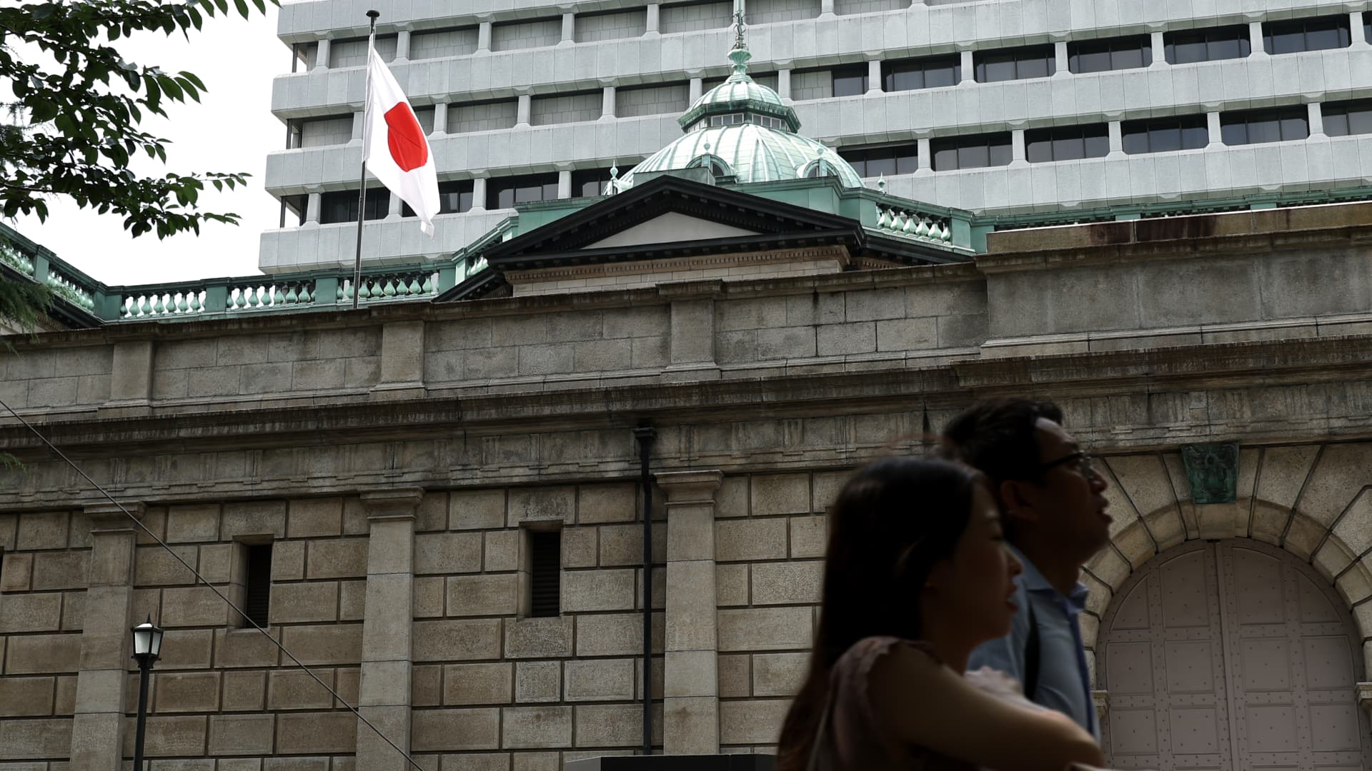 BOJ Holds Rate at 1% as Inflation Outlook Rises