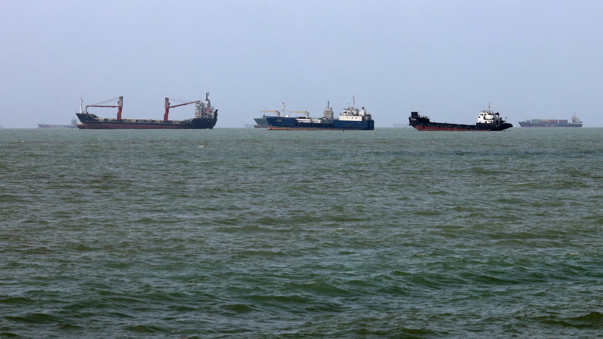 Oil Prices Rise as Hormuz Deal Doubts Deepen