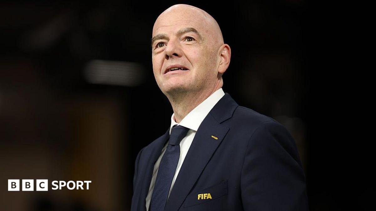 Infantino apologises and retains Fifa executive backing