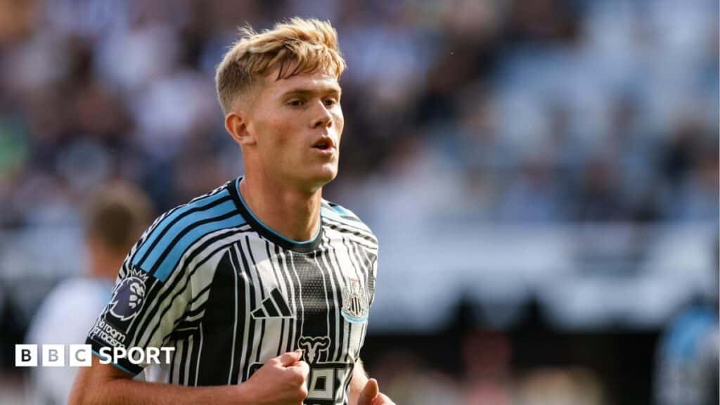 Manchester United Weigh Left-Back Options Before Deadline