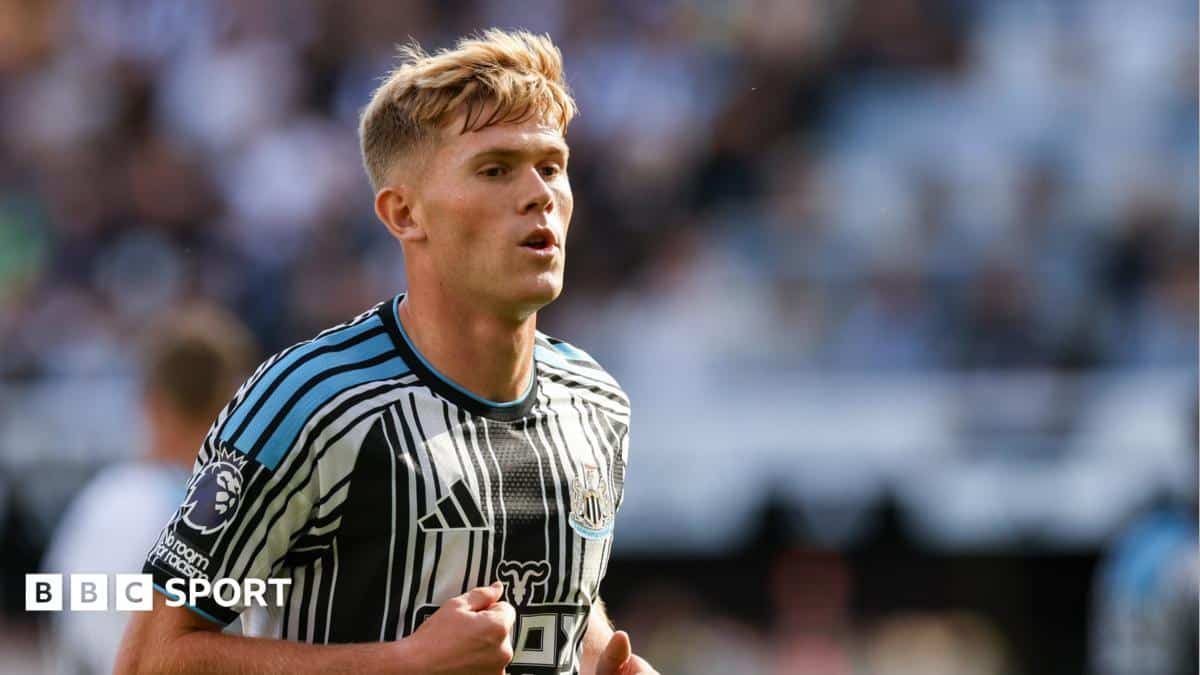 Manchester United Weigh Left-Back Options Before Deadline