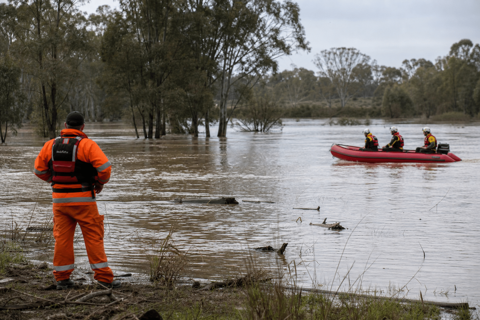 Search continues for missing man near northern Victoria floodwater