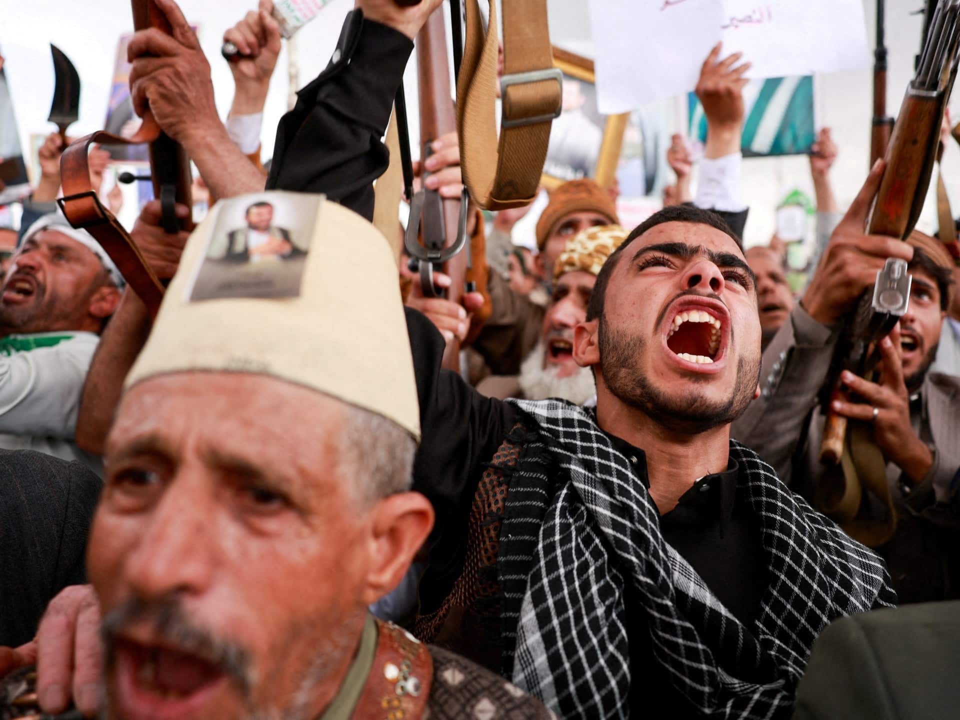 Yemen Forces and Houthis Exchange Attacks