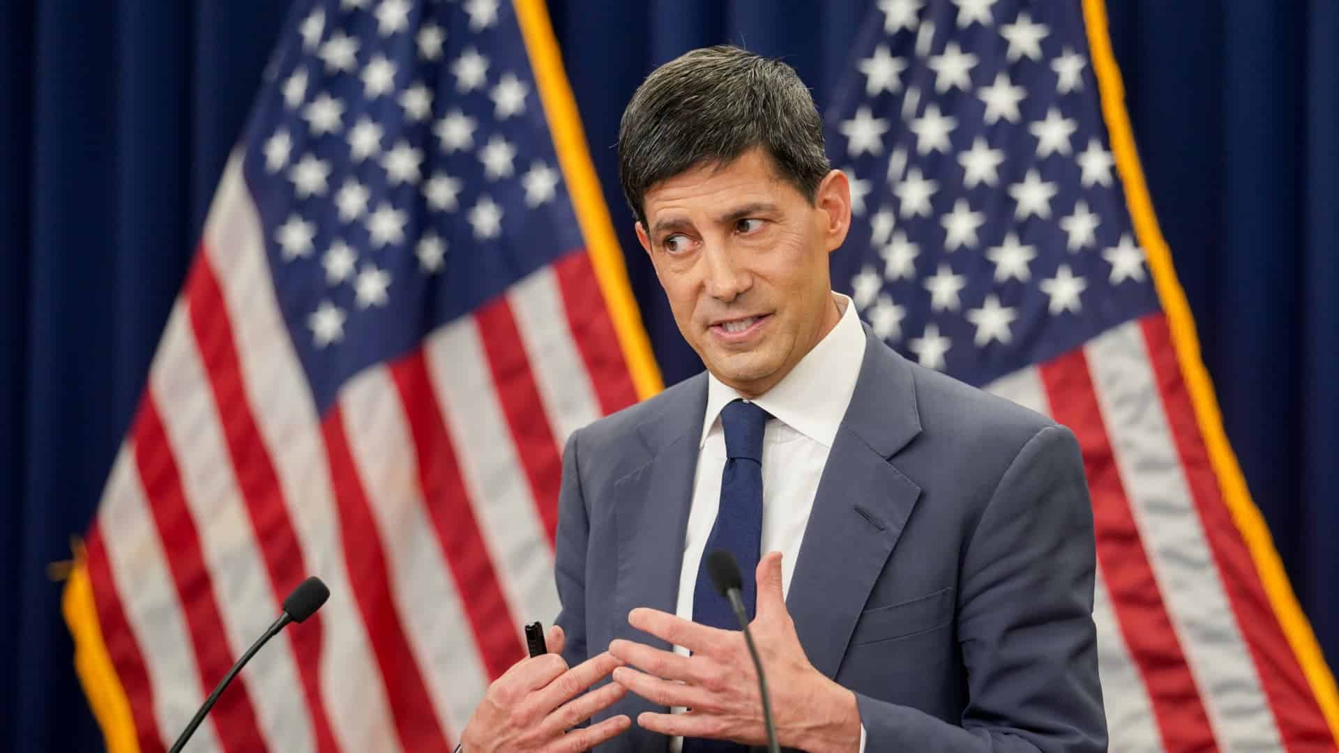 Warsh Faces Key Fed Vote on Expected Rate Hike