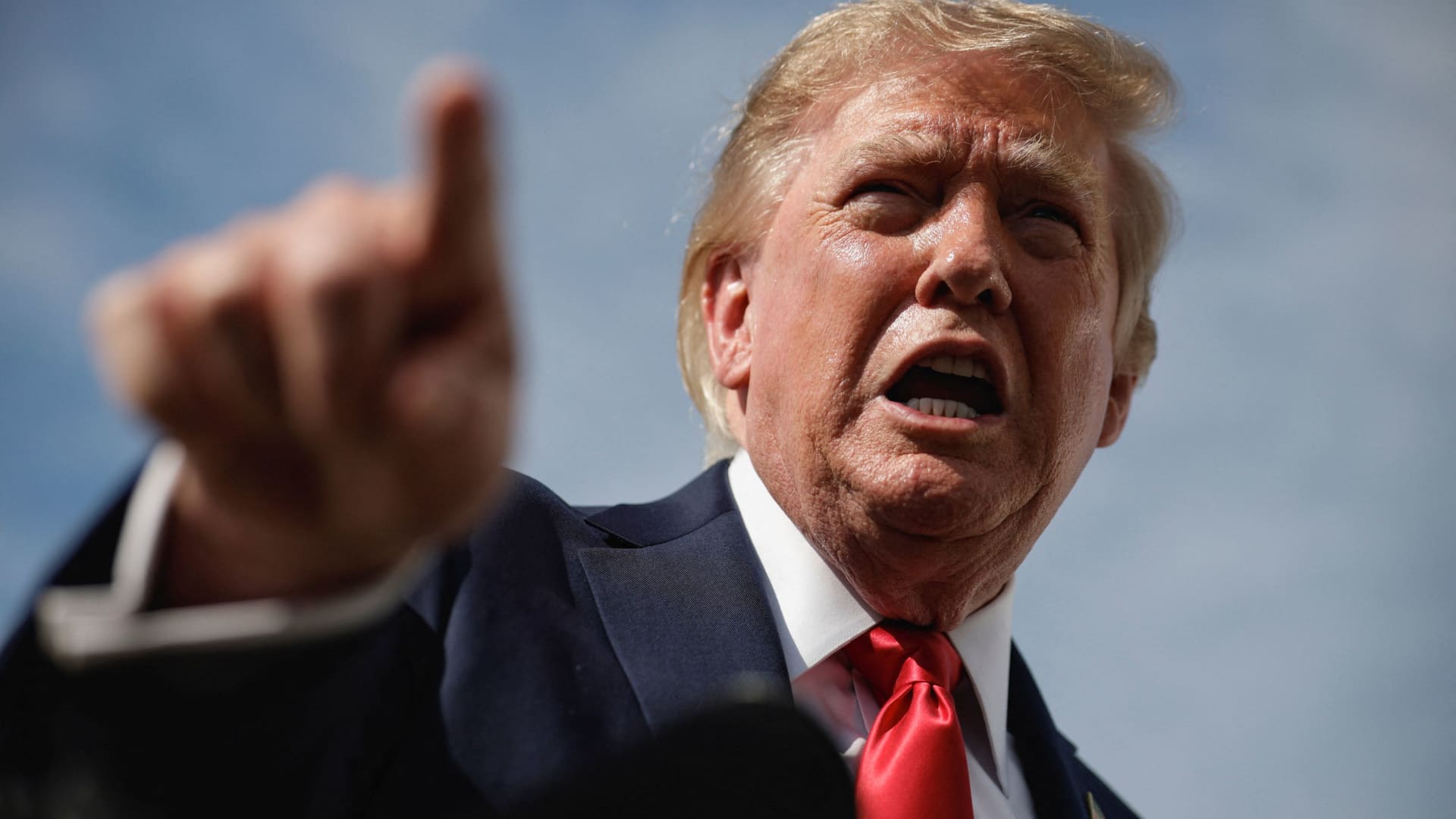 Trump Backs Warsh While Demanding Steep Fed Rate Cuts