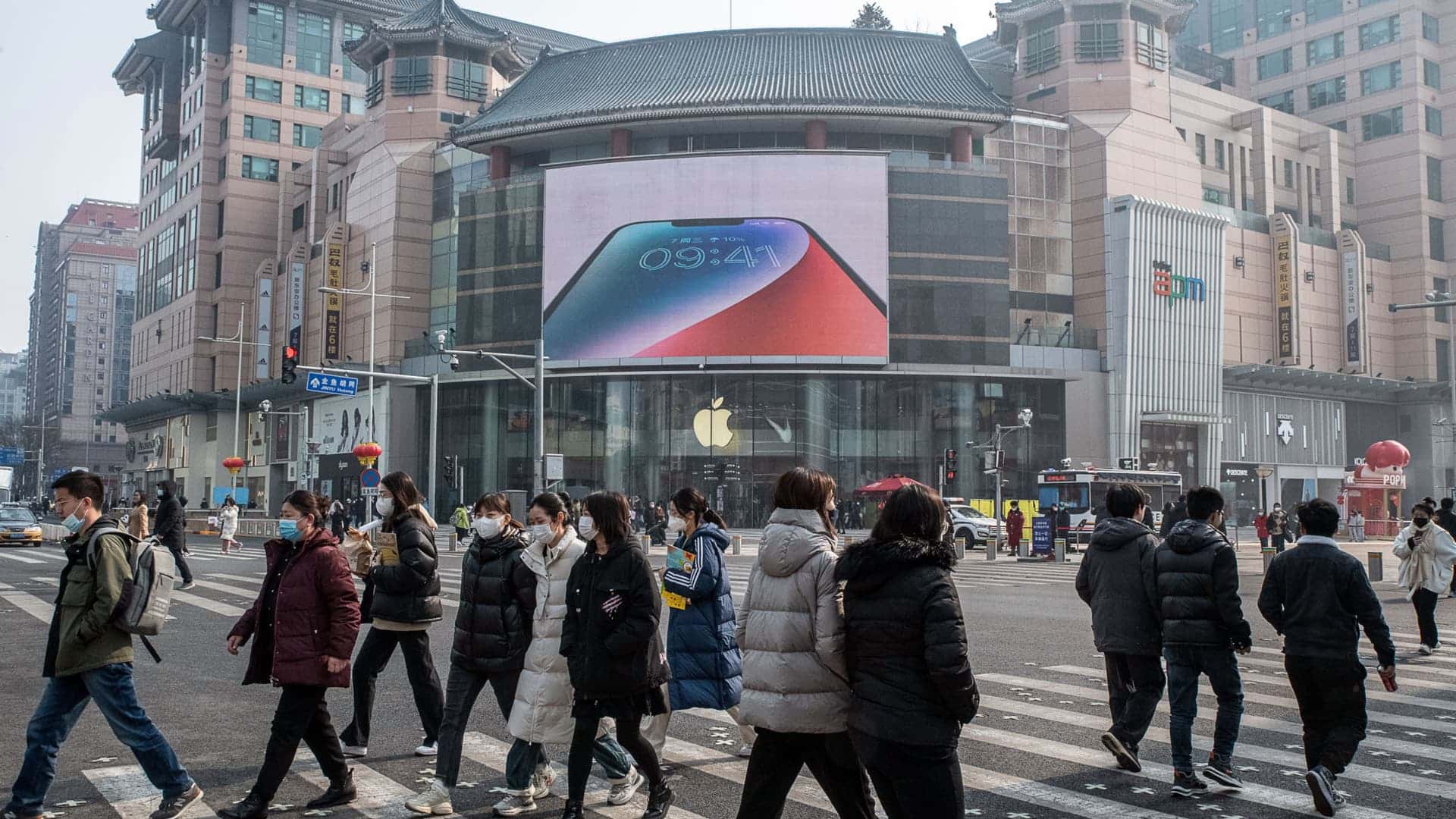China Retail Sales Slow as Investment Decline Deepens