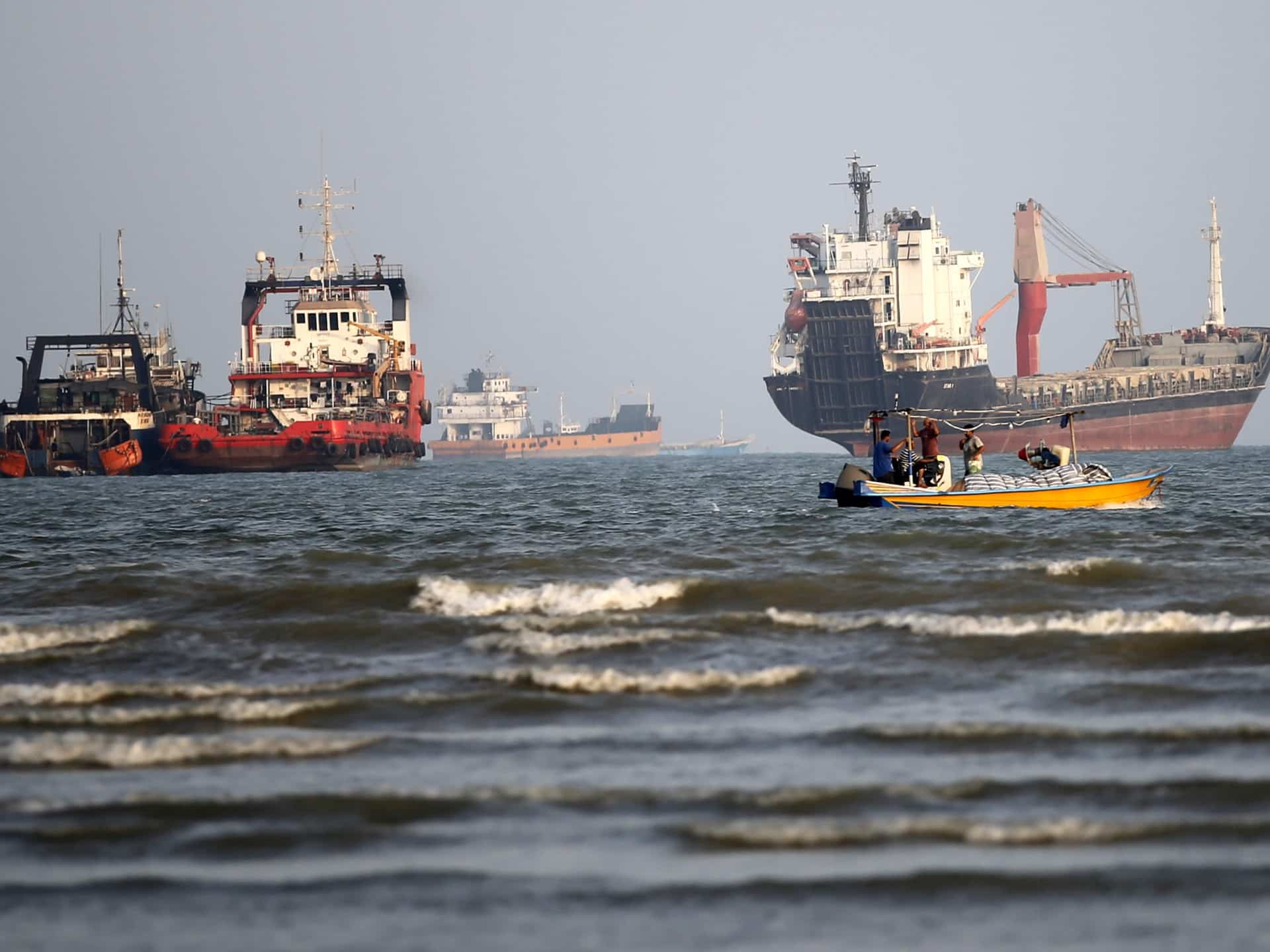 Hormuz Oil Flows Recover as Iran Faces Economic Pressure