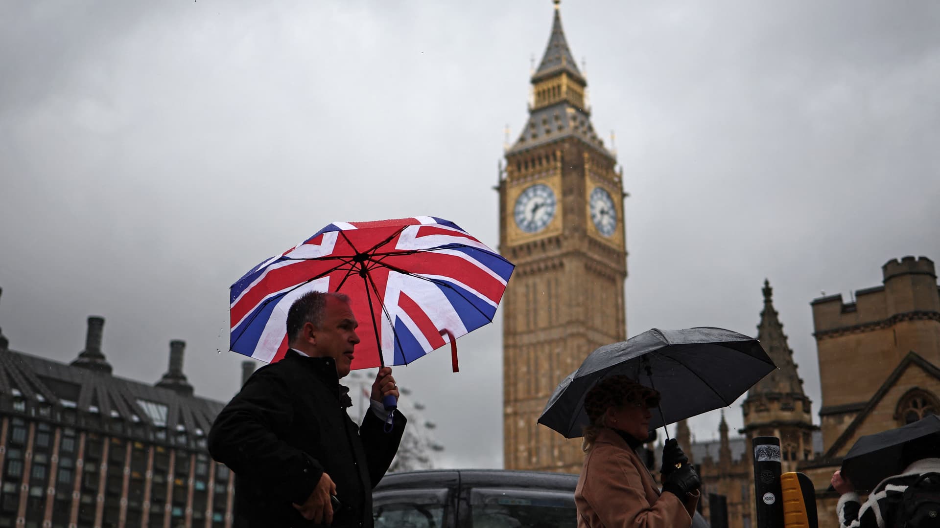 London Bank Shares Fall on Tax Surcharge Reports