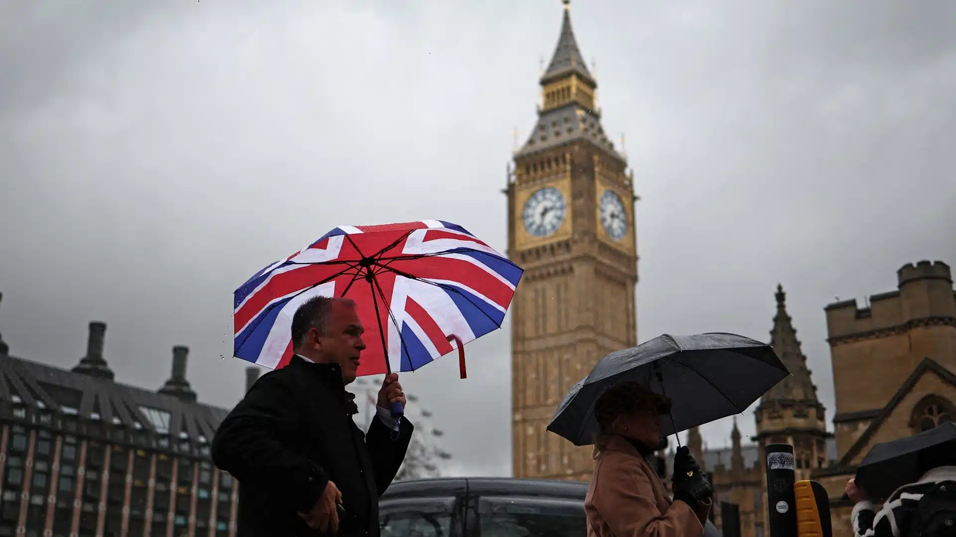 London Bank Shares Fall on Tax Surcharge Reports