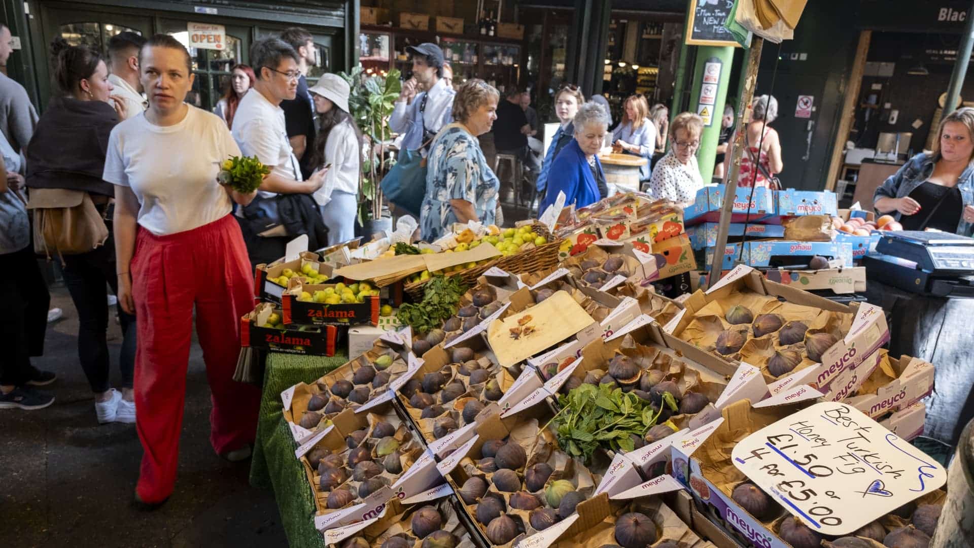 UK Economy Beats August Growth Expectations