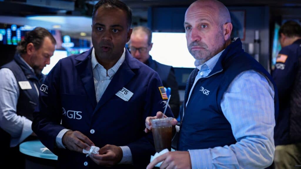 Treasury Yields Fall After 30-Year Bond Sale
