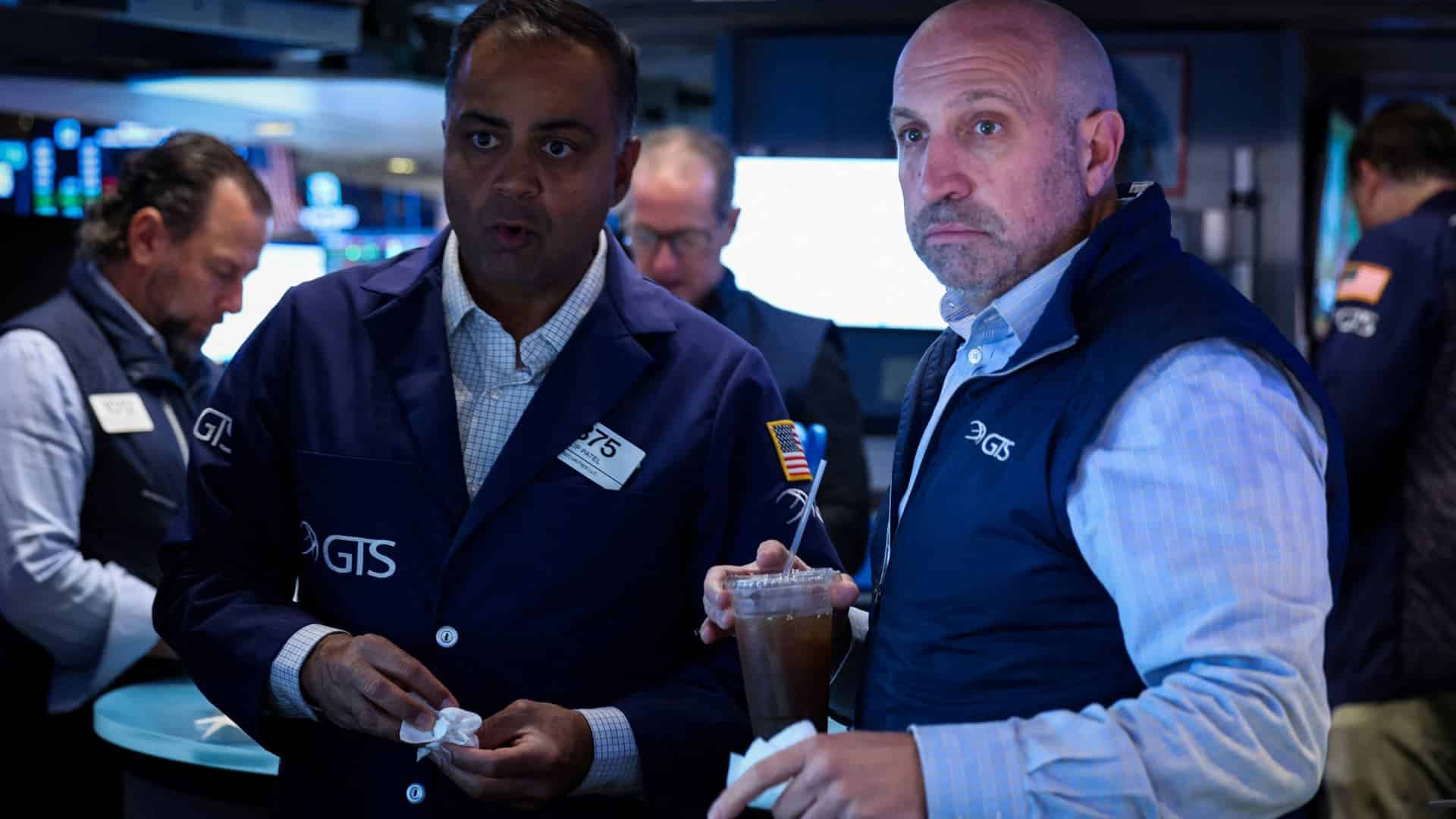 Treasury Yields Fall After 30-Year Bond Sale