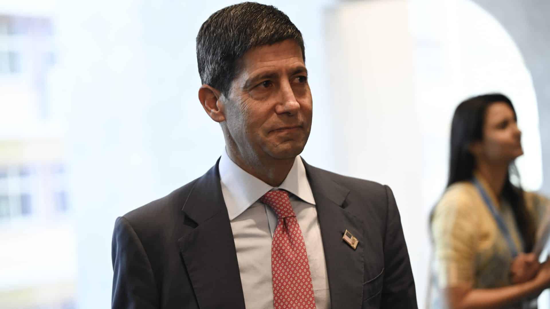 Warsh Highlights Global Tightening and AI’s Bumpy Path
