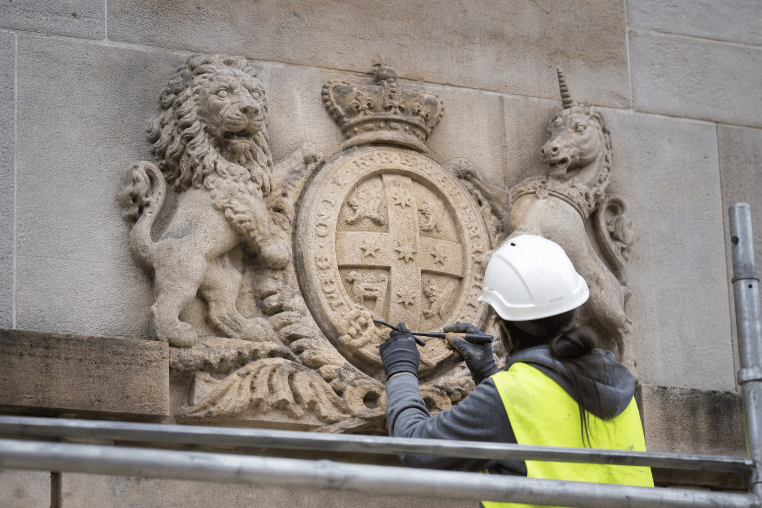 Sydney Stonemasons Restore Darlinghurst Police Station Crest
