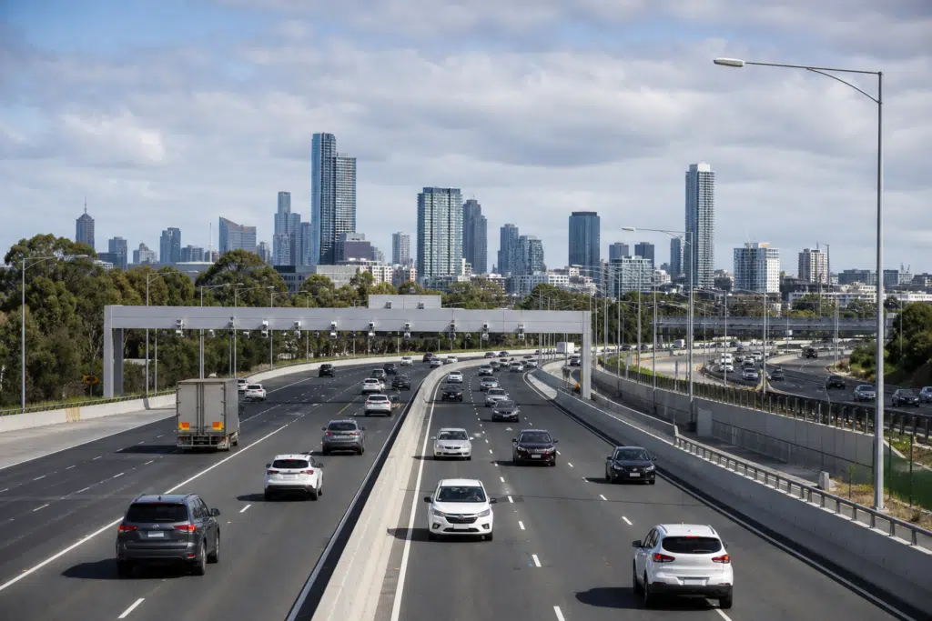 Labor offers $30 freeway toll cap in Victoria