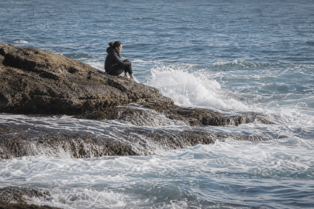Woman dies after wave sweeps her from rocks